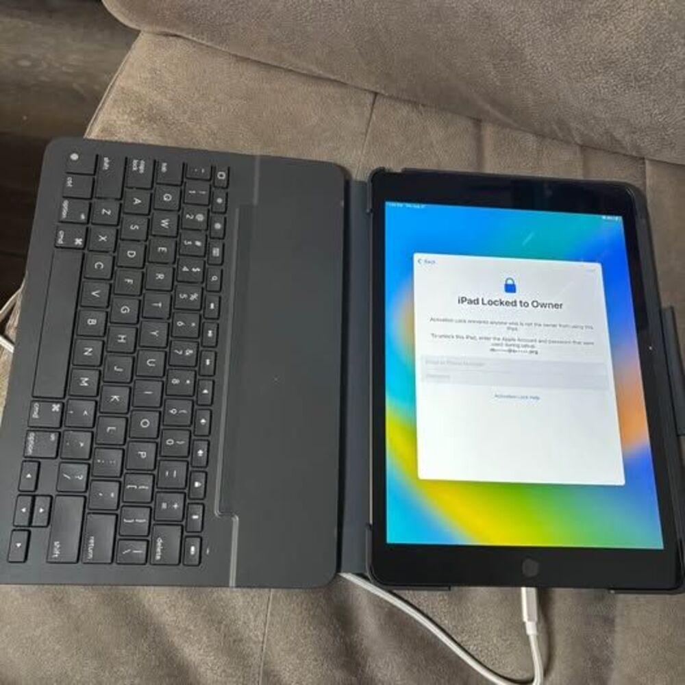 Apple iPad with Keyboard Case – Activation Locked – For Parts/Repair